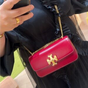 Tory Burch 
Eleanor Leather East West Shoulder new with tags 🏷️